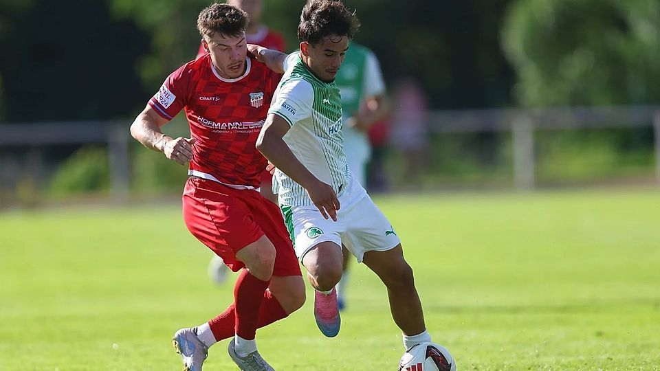 Olgherto Balliu (r.) im Trikot von Greuther Fürth. 