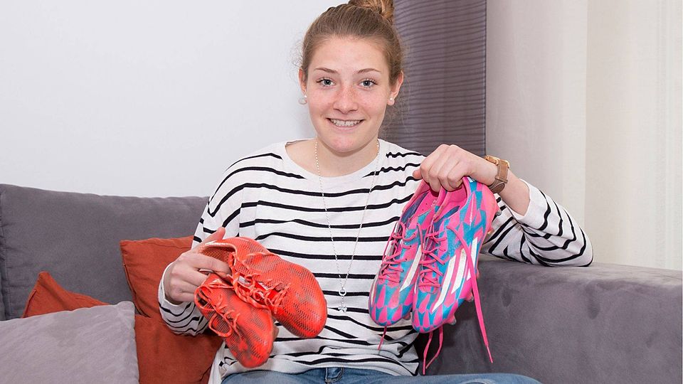 Die 16-Jährige mit ihrem bevorzugten Schuhwerk. Bei der ehrgeizigen Nachwuchssportlerin dreht sich der­zeit (fast) alles um Fußball. Foto: Viola Bernlocher