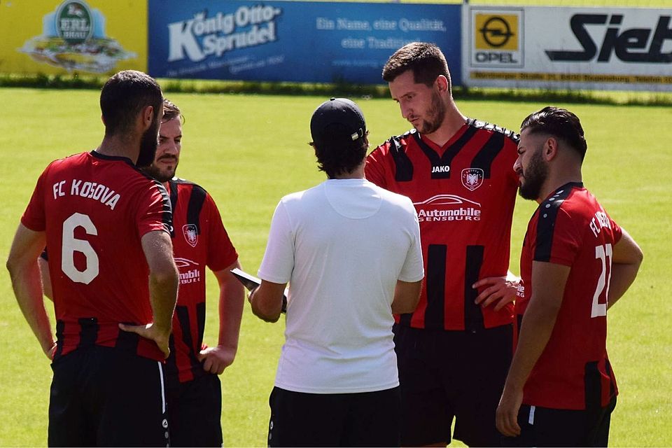 Die Kosova-Spieler lauschen gespannt den taktischen Anweisungen ihres Trainers Enkel Alikaj (Mitte).