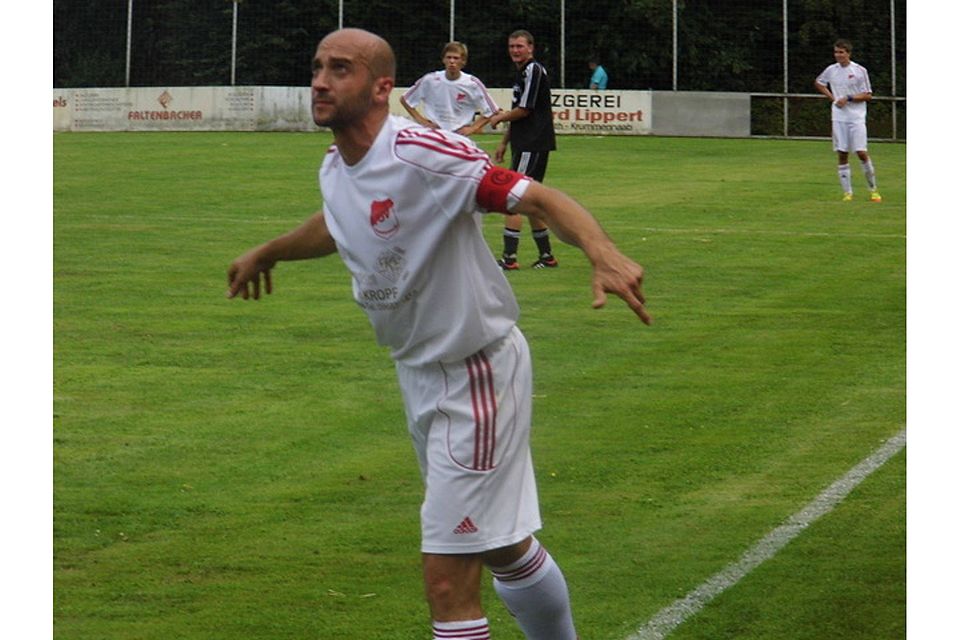 Spielführer Armin Steinhauser war einer der Torschützen des TSV Krummennaab. Der Gastgeber konnte im ersten Saisonspiel gleich einen Heimsieg gegen den FC Luhe-Markt verbuchen. F: Christof Bartl