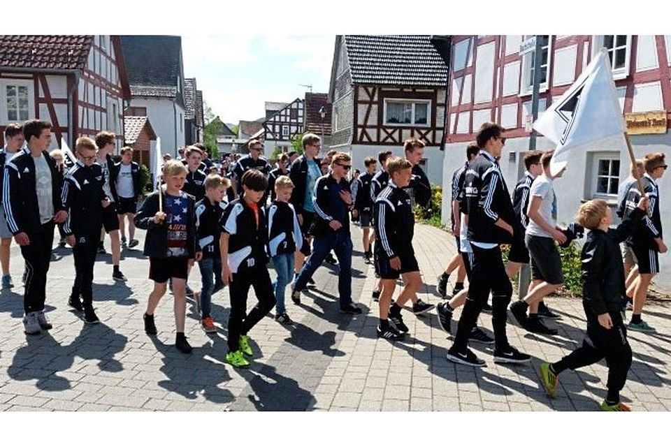 Die jungen WTV-Fußballer auf dem Weg zur Eröffnungsfeier des Turniers in Allendorf.                          Foto: TV Wellingholzhausen