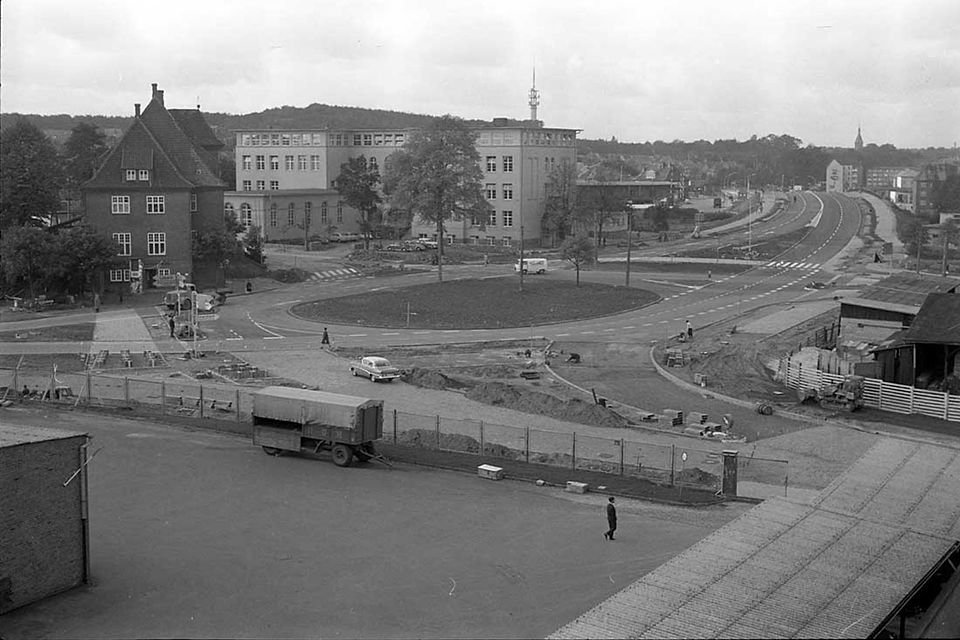 Links die Seitenansicht des Kleinbahnhofs am Joachimsplatz, hinten die Fröbelschule. 
