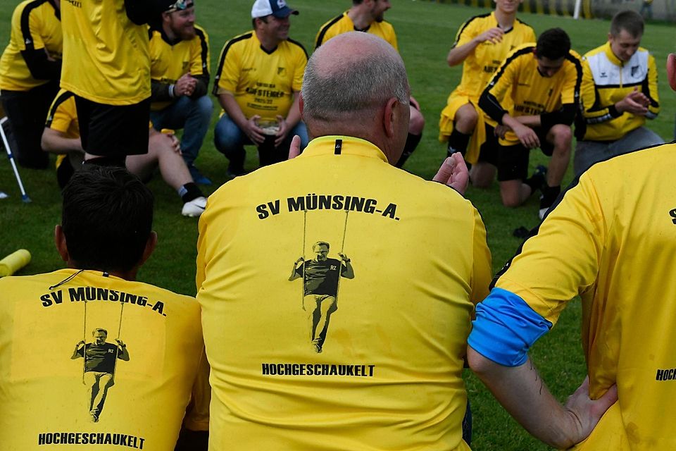 „Gegenseitig hochgeschaukelt“: Das Aufstiegs-T-Shirt zeigt Trainer Ralf Zahn ganz entspannt nach einem Spiel auf der Schaukel.