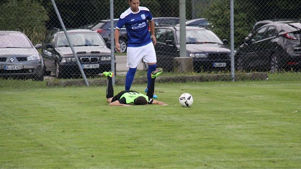 Peter Maag und der Aufsteiger SV Nordendorf setzten sich gegen den SV Stettenhofen (am Boden Benjamin Ullmann) durch.	Foto: Karin Tautz