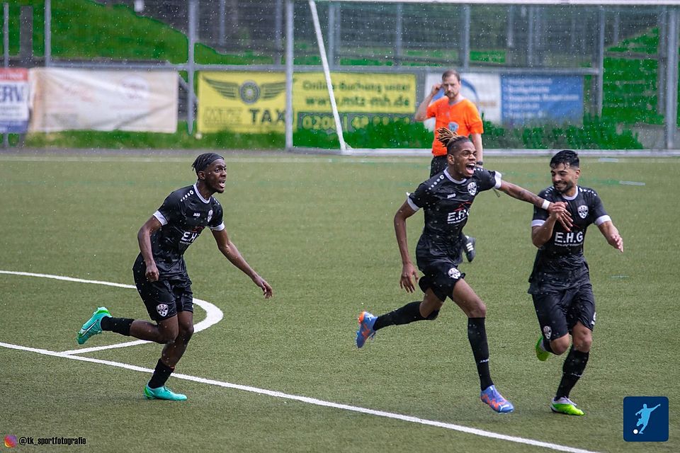 Hier bejubeln die Mülheimer den Siegtreffer durch Obinna Bryan Asagwara im Topspiel gegen den SV Scherpenberg