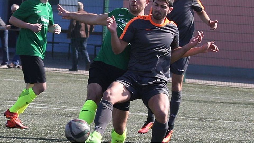 Schwaches Derby: Der SV Hahn (links Armin Slotos) kam gegen Germania Pfungstadt (Pasquale Lauria) über ein 1:1 nicht hinaus. Das Geschehen spielte sich meist im Mittelfeld ab.	Foto: Thomas Zöller