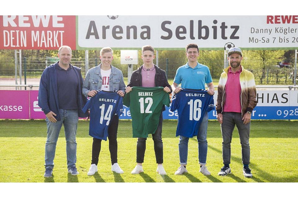 Von links: Sportl. Leiter Norbert Drobny, Dennis Fiebiger, Laurenz Rudorf, Loris Vogel, Trainer Florian Narr-Drechsel. F.: Seidler