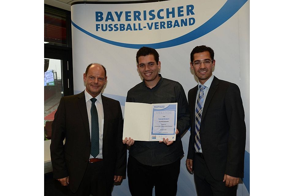 BFV-Schatzmeister Jürgen Faltenbacher (li.) und U30-Vorstandsmitglied Tobias Bracht überreichten den Preis an Fabian Schmitt (Foto: BFV).