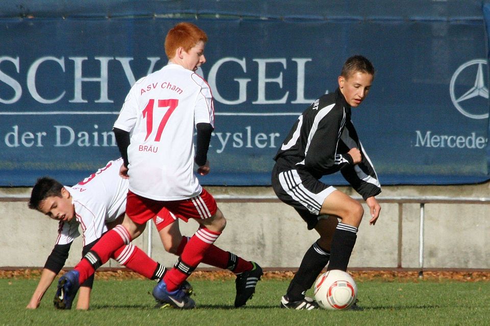 ASV Torjäger Tobias Bräu (Nr. 17) gab mit einem Treffer und einer Vorlage ein gradioses Comeback. F: Christian Groitl ASV Torjäger Tobias Bräu (Nr. 17) gab mit einem Treffer und einer Vorlage ein gradioses Comeback. F: Christian Groitl