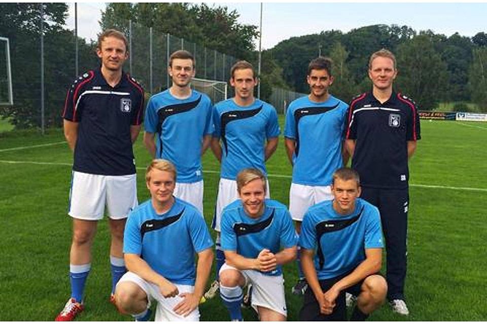 Mit neun neuen Spielern geht Trainer Stefan Rampf (hinten rechts) mit dem FV Olympia Laupheim II in die neue Landesligasaison. gli