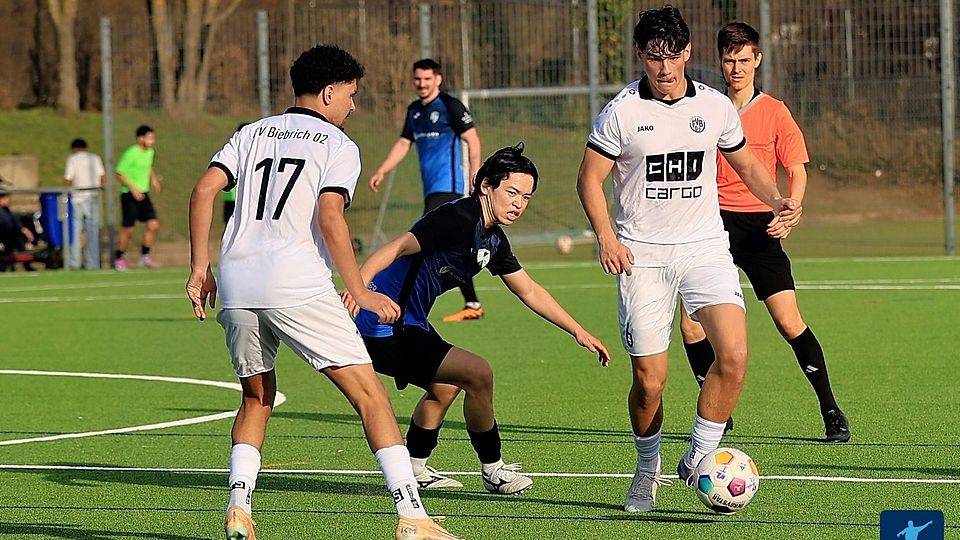 Der FV Biebrich (weiße Trikots, hier im Verbandsliga-Duell mit dem SV Zeilsheim) kann sich am Ende einer umkämpften Partie gegen die Spvvg. Sonnenberg verdient durchsetzten und steht somit im Halbfinale des Kreispokals.