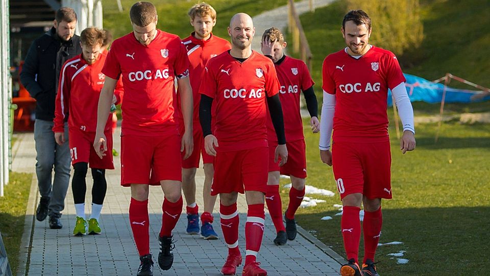 Zuversichtlich in die Frühjahrsrunde: Sebastian Leitmeier (mi.) und Kollegen wollen den Klassenerhalt unter Dach und Fach bringen. F: Hönl