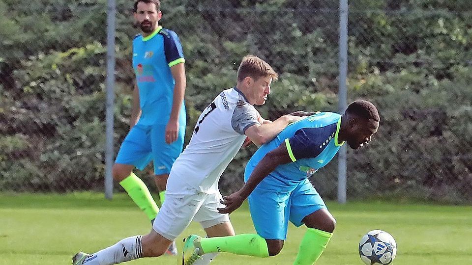An der Einstellung lag‘s nicht: Sowohl Wielenbach/Pähl (hier Fernando Ernesto, rechts) und Antdorf/Iffeldorf (hier Markus Winkler) mühten sich nach Kräften, wirklich überzeugen konnte aber keine der beiden Mannschaften.