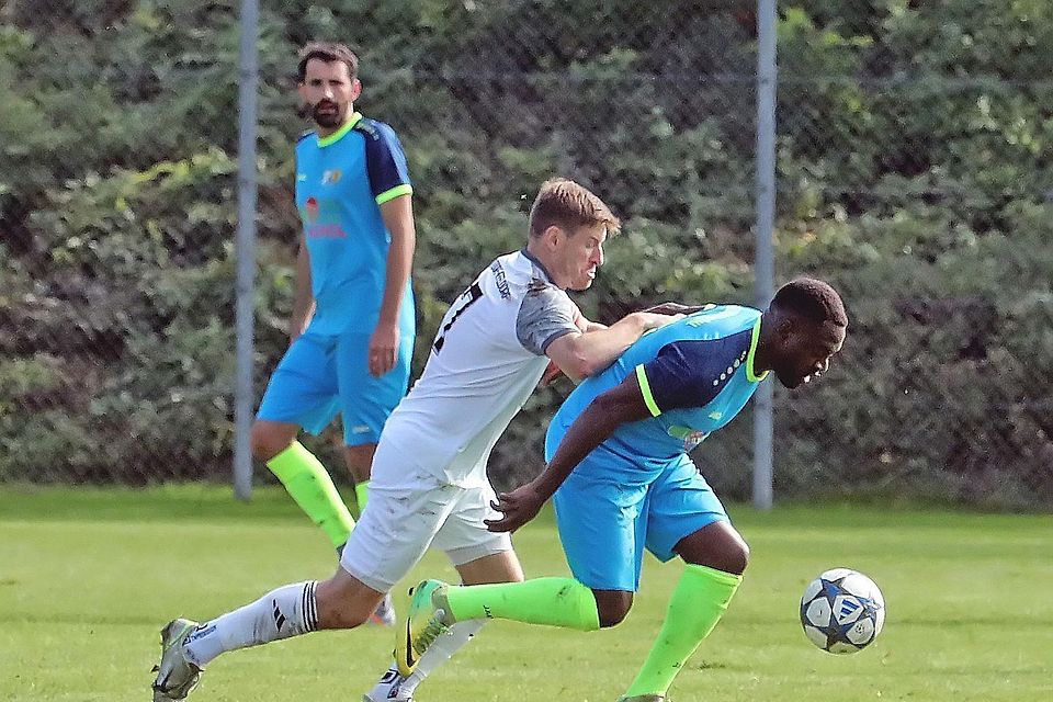 An der Einstellung lag‘s nicht: Sowohl Wielenbach/Pähl (hier Fernando Ernesto, rechts) und Antdorf/Iffeldorf (hier Markus Winkler) mühten sich nach Kräften, wirklich überzeugen konnte aber keine der beiden Mannschaften.