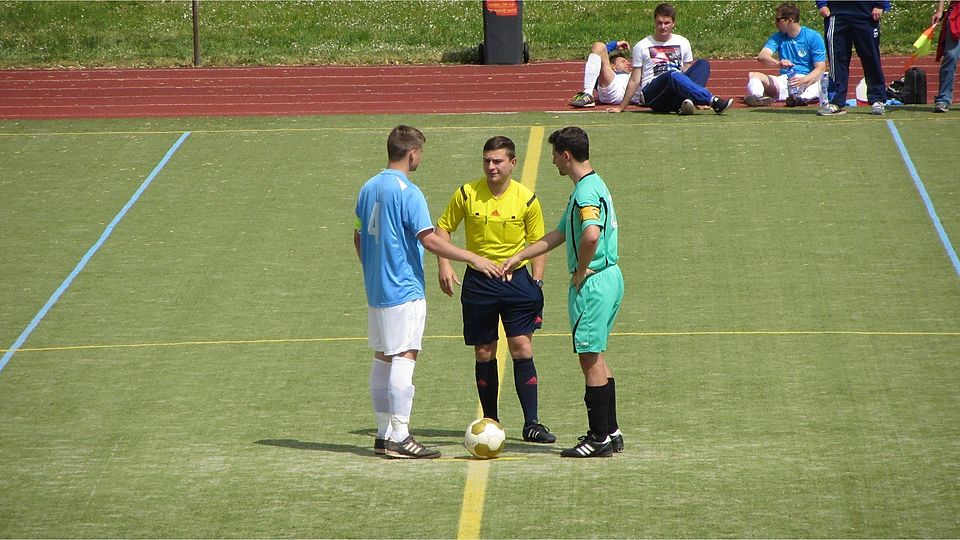 Die Kapitäne der Mannschaften vor dem Spiel. Tim Schaus (links) und Steffen Kumpf (rechts).