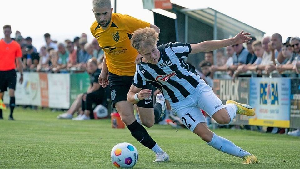 Nach Kräften gewehrt haben sich der FC...Salem in der Landesliga am Wochenende. | Foto: IMAGO/Eibner-Pressefoto/Patrick Hipp Nach Kräften gewehrt haben sich der FC Gutmadingen und Tobias Steri (links) nicht nur im Pokalspiel gegen den FC 08 Villingen, wie in dieser Szene, sondern auch gegen den FSV RW Salem in der Landesliga am Wochenende.