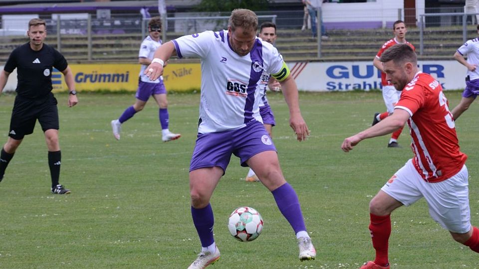 Christopher Kramer (VfR Neumünster) gegen Sascha Steinfeld (SV Eichede).