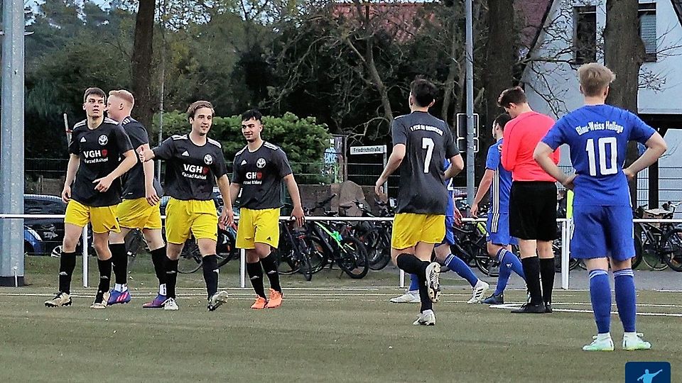 Schoss sich warm für das Topspiel in Fürstenau: FCR Bramsche.