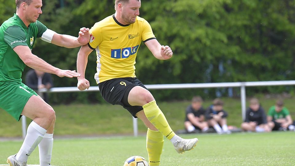 Fabio Kristkowitz (r.) und der FC Kaunitz verlieren, dürfen aber trotzdem feiern.