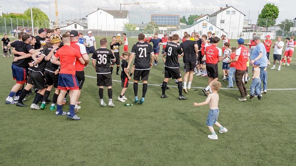 Die erste große Sause liegt schon hinter den Fußballern vom TuS Monsheim. Am Mittwochabend soll die zweite folgen. Dann trifft der A-Klassen-Meister im Pokalfinale auf den Ligakontrahenten SV Horchheim II. 	Foto: Marc Braner/pakalski-press