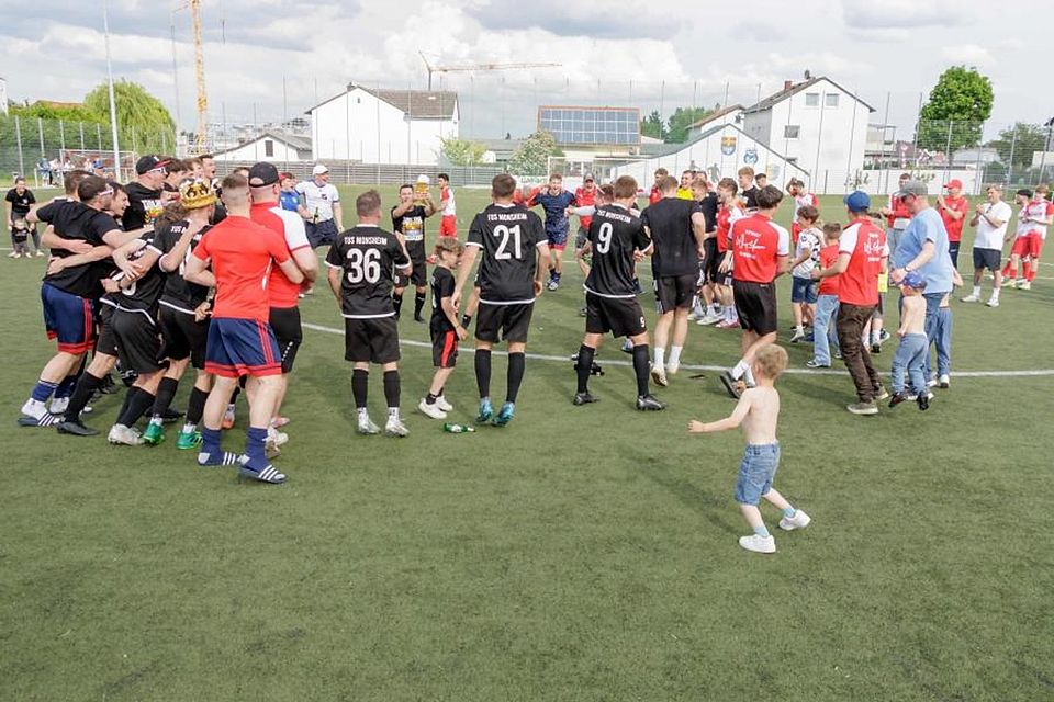 Die erste große Sause liegt schon hinter den Fußballern vom TuS Monsheim. Am Mittwochabend soll die zweite folgen. Dann trifft der A-Klassen-Meister im Pokalfinale auf den Ligakontrahenten SV Horchheim II. Foto: Marc Braner/pakalski-press Die erste große Sause liegt schon hinter den Fußballern vom TuS Monsheim. Am Mittwochabend soll die zweite folgen. Dann trifft der A-Klassen-Meister im Pokalfinale auf den Ligakontrahenten SV Horchheim II. Foto: Marc Braner/pakalski-press