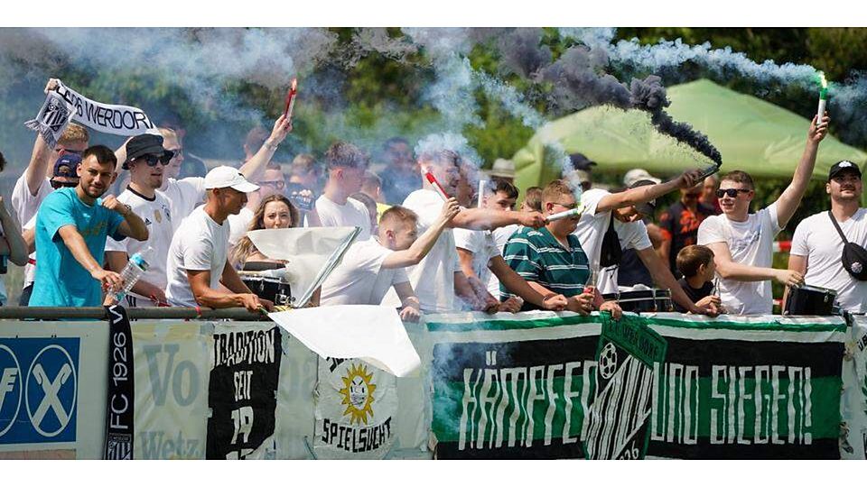  Sie wollten das Spiel zu einem Erlebnis machen: Die Werdorfer Fans hatten für das Relegationsspiel gegen die SG Aartal eine Choreografie samt Bengalos vorbereitet. Am Ende sorgt jedoch ein mutmaßlich fehlgeleiteter Böller für den Abbruch. (© Isabel Althof) 