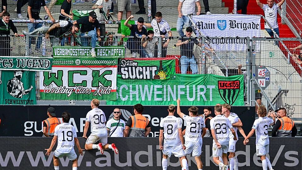 Ekstase in Grün-Weiß nach dem Schweinfurter Siegtreffer in Ingolstadt.