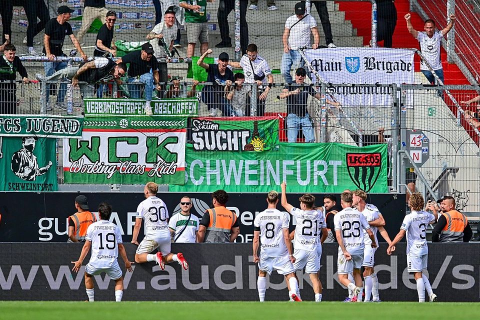 Ekstase in Grün-Weiß nach dem Schweinfurter Siegtreffer in Ingolstadt.