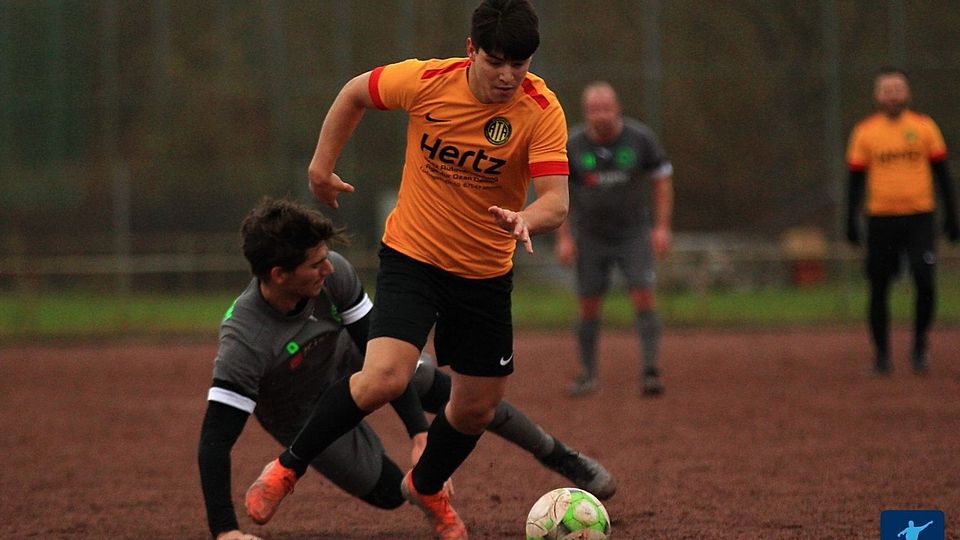 Doppel-Torschütze Igor Grosu mit starker Ballbehauptung auf hartem Untergrund.