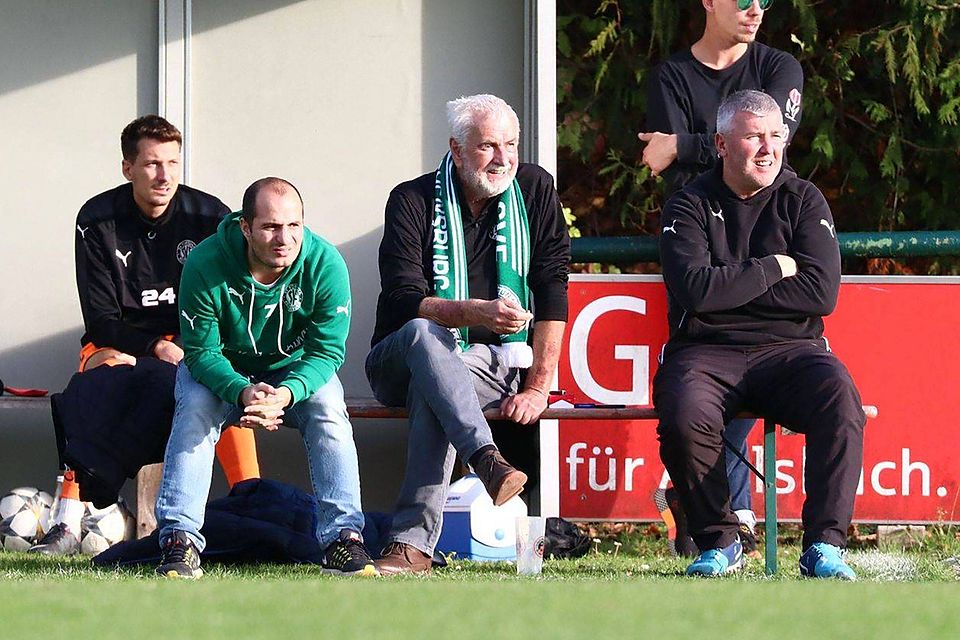 Fortuna-Cheftrainer Helmut Zeiml (sitzend, v. r.), Manager Bert Hierl und Co-Spielertrainer Arber Morina freuen sich auf Verstärkungen fürs Frühjahr.