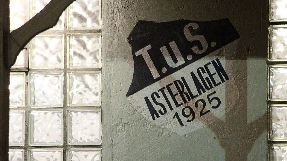 Da die Anlage des TuS Asterlagen saniert werden soll, spielt und trainiert der TuS beim SV Genc Osman Duisburg.