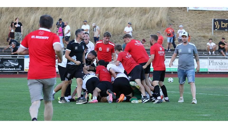 So hat der VfL Biedenkopf Anfang August den Viertelfinaleinzug gegen den FV Breidenbach bejubelt. Dort steht nun für den Gruppenligisten die Wiederauflage des letztjährigen Halbfinales gegen Vatanspor Dautphe auf dem Programm. © Jens Schmidt