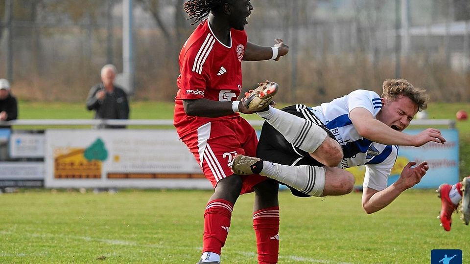 Ein Punkt reicht dem SV Altenstadt/WN (helles Trikot), um nach langem Höhenflug in der Kreisliga zu landen.