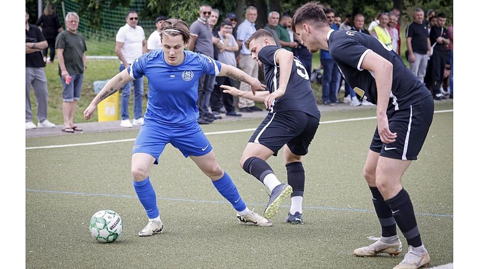 Der Horchheimer Dennis Renner (blaues Trikot) sucht im Duell mit Mustafa Akman und Berkan Acabay vom FC Aksu Mainz nach einer Lücke in der gegnerischen Abwehr.	Foto: Stefan Sämmer/hbz