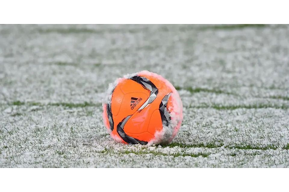 Schnee und Eis führen immer wieder zur Absage von Fußballspielen. So auch am Wochenende rund um den 23. November in Mittelhessen. Aus diesem Grund haben wir mit Wetzlars Kreisfußballwart Alexander Neul über eine mögliche Änderung des Spielplans gesprochen. (Symbolfoto) © red