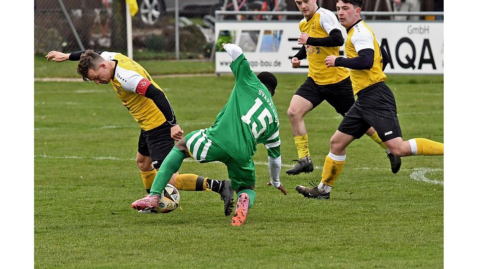 Palzings Marzuk Shaban gegen Christian Käser, Paul Jäger und Noah Baumann vom SV Walpertskirchen.