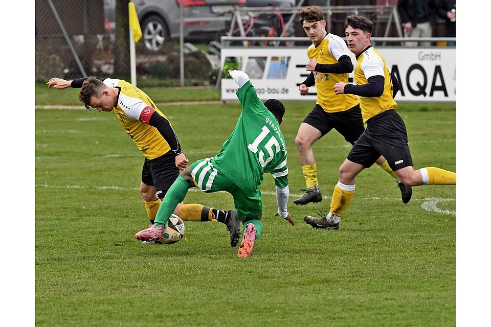 Palzings Marzuk Shaban gegen Christian Käser, Paul Jäger und Noah Baumann vom SV Walpertskirchen.