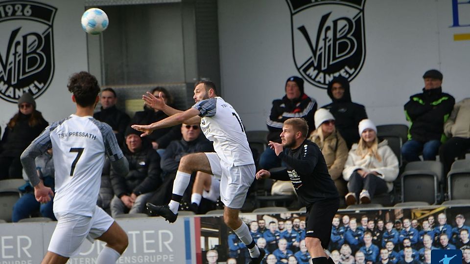 Mit einem 3:1 gegen den abstiegsgefährdeten TSV Pressath (in Weiß) ist der VfB Mantel (in Schwarz) zum Vorrundenende im ruhigen Fahrwasser der Kreisklasse West angekommen.