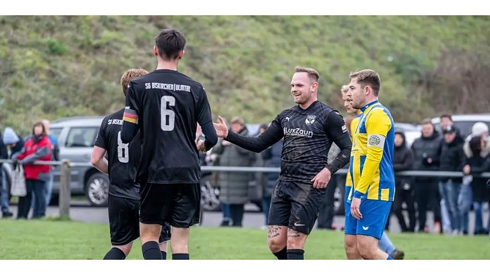 Haben bisher allen Grund zur Freude: Tim Hofmann (2.v.r.), Aaron Dross (verdeckt) und Moritz Theilig (Nummer 6) von der SG Biskirchen/Ulmtal. Da staunt auch Pascal Kessler vom Verfolger SG Nauborn/Laufdorf. © Jenniver Röczey