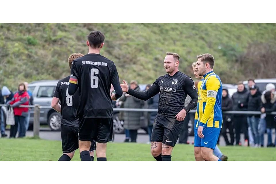 Haben bisher allen Grund zur Freude: Tim Hofmann (2.v.r.), Aaron Dross (verdeckt) und Moritz Theilig (Nummer 6) von der SG Biskirchen/Ulmtal. Da staunt auch Pascal Kessler vom Verfolger SG Nauborn/Laufdorf. © Jenniver Röczey