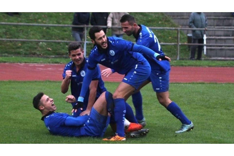 Sportfreunde-Jubel nach dem 0:2: Serdal Kocak (am Boden) schreit die Freude über seinen zweiten Treffer heraus. Daniel Martin, Serhat Ayvaz und Visar Mustafe (von links) gratulieren.   Hartmut Ruffer