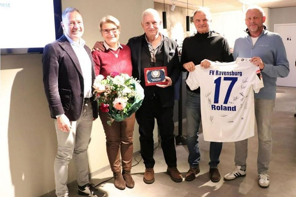 Im Bild gratulieren Helmut Locher vom Aufsichtsrat des FV Ravensburg und die neu gewählten Vorstände. Renate Reischmann, all die vielen Jahre an der Seite ihres Mannes wurde mit einem Blumenstrauß geehrt. Roland Reischmann bleibt dem FV Ravensburg aber als Ehrenpräsident erhalten.