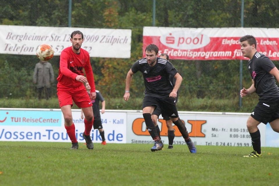 Den Ball fest im Blick haben der Kaller Manuel Wilms (l.) und  Timo Caspers (FC Dollendorf-Ripsdorf).