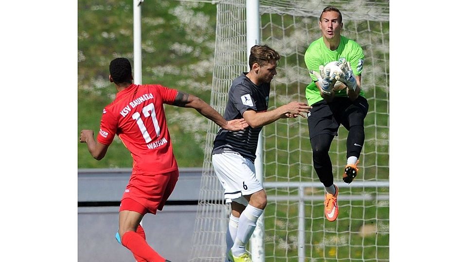 Gut gemacht: Wormatia-Keeper Timo Utecht hielt in Baunatal seinen Kasten sauber. Hier pariert er den Kopfball von Tristan Watson, der Kristian Maslanka entwischt war. Gegen Zweibrücken dürfte freilich wieder Tim Paterok das Wormser Tor hüten.	Foto: Eibner