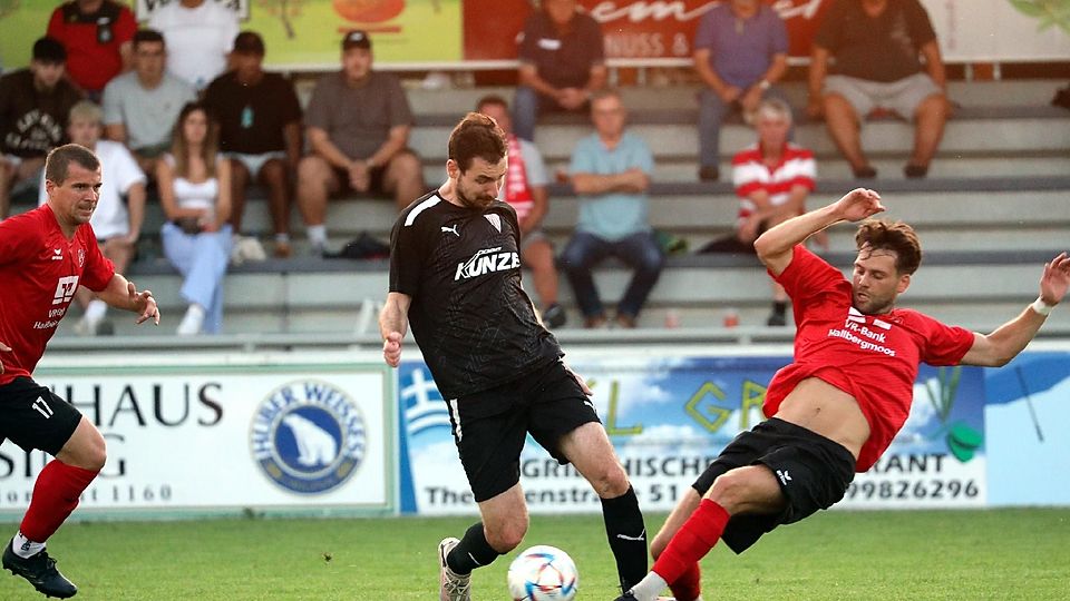 Die Hallbergmooser Spieler Jonas Mayr und Benjamin Held