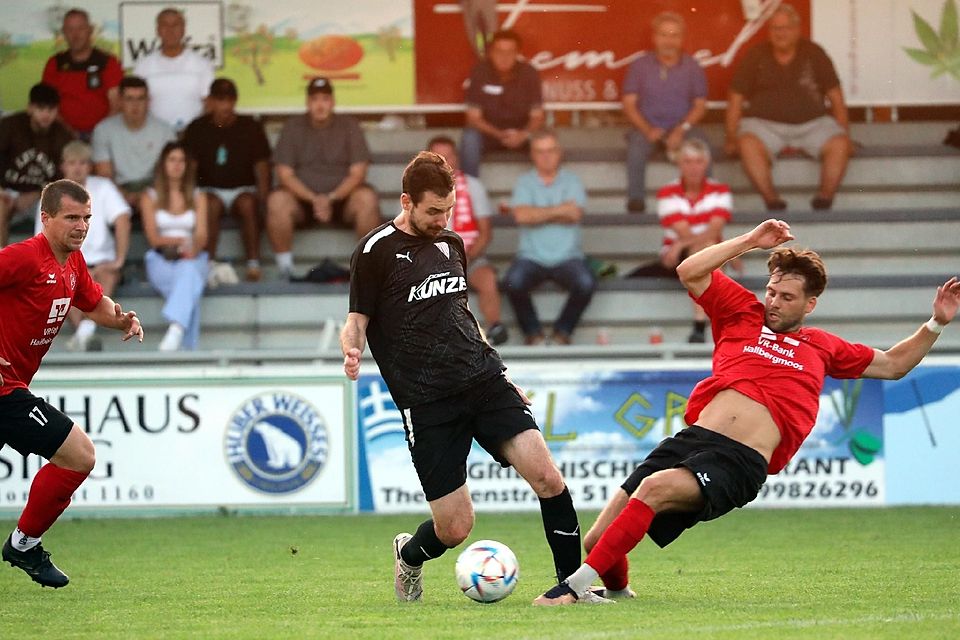 Die Hallbergmooser Spieler Jonas Mayr und Benjamin Held