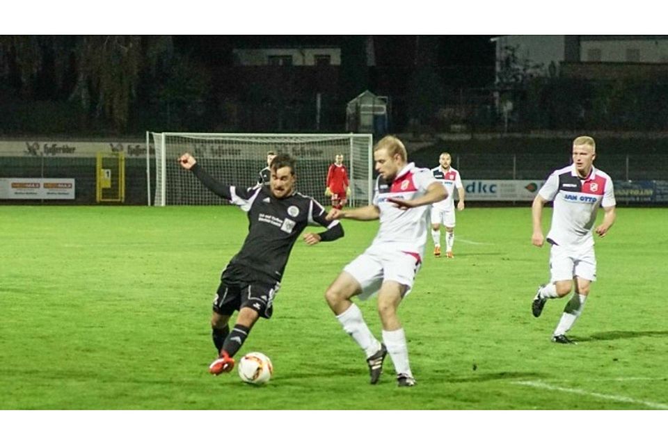 Barleben (in weiß/ Archiv) gewann am Abend mit 5:0 gegen Rot-Weiß Arneburg.         F: Kölbel