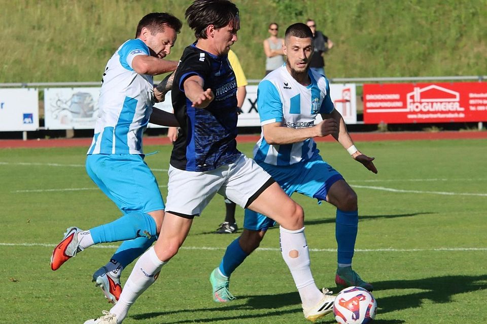 Frischer als der Gegner: Antonio Saponaro (l.) und Mirza Idrizovic (r.) versuchen, Ante Kraljevic den Ball abzuknöpfen. Frischer als der Gegner: Antonio Saponaro (l.) und Mirza Idrizovic (r.) versuchen, Ante Kraljevic den Ball abzuknöpfen.