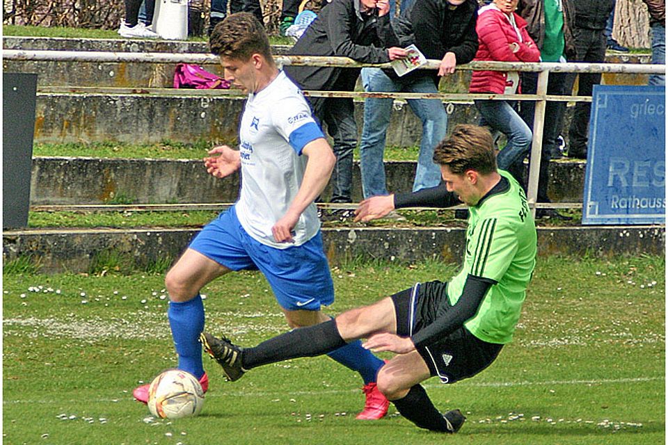 Christoph Mittermaier (rechts) und der FC Stätzling setzten auch gegen den TSV Bobingen (links Felix Zak) ihre Erfolgsserie fort.  Foto: Foto: Manfred Stahl
