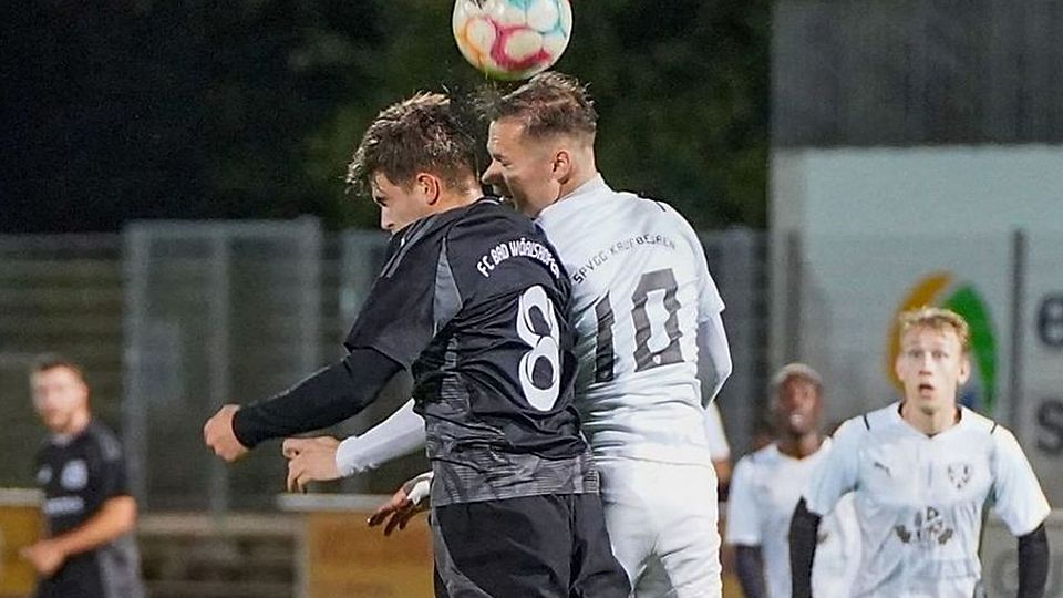 Robin Conrad (rechts) war den Tick früher am Ball. Der Kaufbeurer gewann nicht nur das Kopfballduell mit Bad Wörishofens Dennis Schießl (8), sondern schoss die SVK beim 2:0-Sieg auch in Führung.